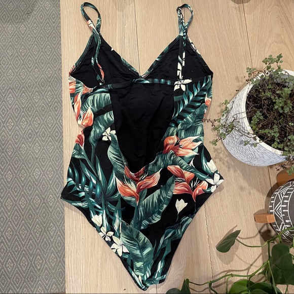 Ripcurl tropical one piece swimsuit - Picture 2 of 6